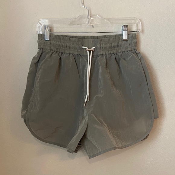 Varley Harmon High Rise Short in Shadow Pearl